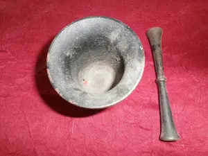 Gusseisener Mörser + Stößel  Bild 3