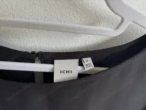 Schwarzes kurzarm Oberteil von ICHI Bild 2