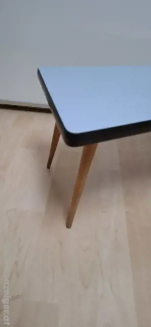 Formschöner Blumentisch Bild 2