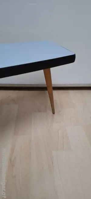 Formschöner Blumentisch Bild 3