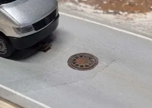 Halterung für Hallsensor und Magnetband für das Carsystem als Kanaldeckel "getarnt"