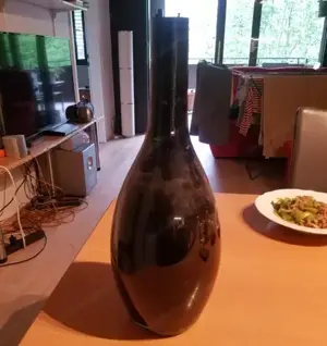Vase aus schwarz getöntem Glas Bild 3