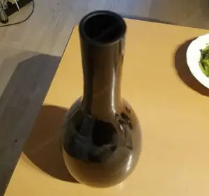 Vase aus schwarz getöntem Glas Bild 2