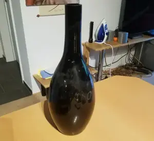 Vase aus schwarz getöntem Glas