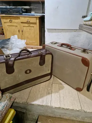 2 alte Reisekoffer
