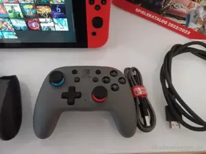 Nintendo switch spielkonsole mit 2 kontrollern und OVP . guten zustand  Bild 2
