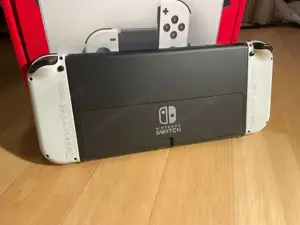 Nintendo Switch OLED Schwarz Weiß (sehr gut) - Viel Zubehör & 2 Spiele Bild 2