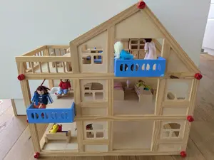 Puppenhaus aus Holz mit viel Zubehör