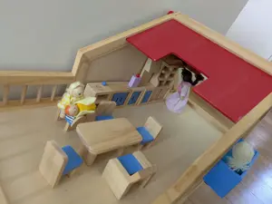 Puppenhaus aus Holz mit viel Zubehör Bild 2