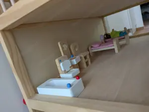 Puppenhaus aus Holz mit viel Zubehör Bild 3