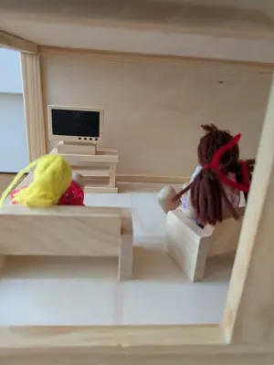 Puppenhaus aus Holz mit viel Zubehör Bild 5