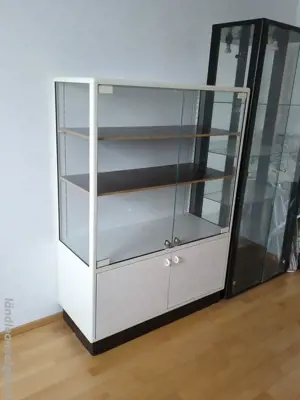 Vitrine zu verschenken. Abzuholen bis 26.05.