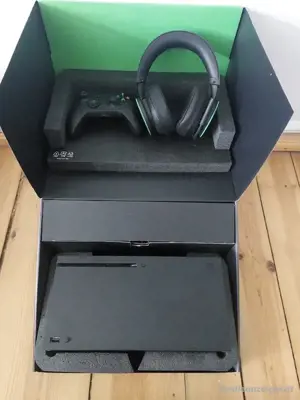 Xbox serie X schwarz spielkonsole mit ovp und Zubehör + kopförer und kontrollern  Bild 2