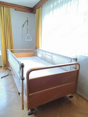 Pflegebett Krankenbett Bild 2