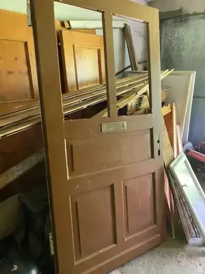 alte Haustüre mit 2 Fenstern