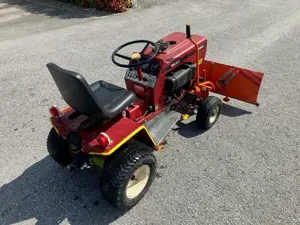 Rasenmähertraktor mit Schneepflug Bild 2