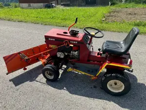 Rasenmähertraktor mit Schneepflug Bild 4