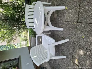 Garten Tisch mit Sonnenschirm Loch und 2 Bänke für je 2 - 3 Personen.  Bild 3