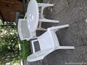 Garten Tisch mit Sonnenschirm Loch und 2 Bänke für je 2 - 3 Personen.  Bild 4