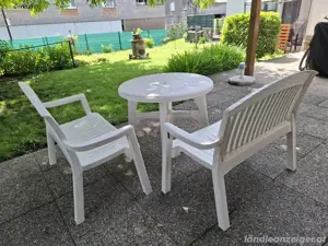 Garten Tisch mit Sonnenschirm Loch und 2 Bänke für je 2 - 3 Personen.  Bild 2