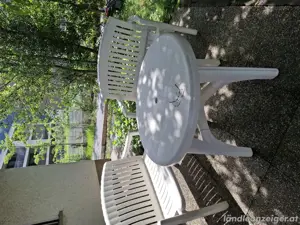 Garten Tisch mit Sonnenschirm Loch und 2 Bänke für je 2 - 3 Personen. 
