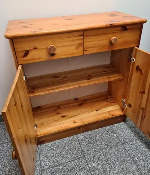 Kommode Echtholz mit Rattanknöpfen Bild 3