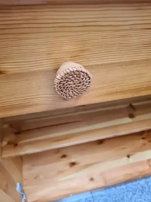 Kommode Echtholz mit Rattanknöpfen Bild 4