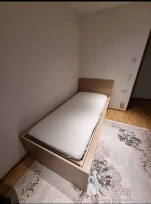 Bett  mit Matratze 