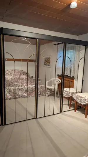 Schiebetürenschrank mit Spiegel
