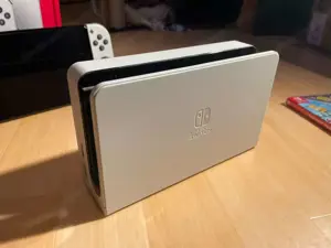 Nintendo Switch OLED Schwarz Weiß (sehr gut) - Viel Zubehör & 2 Spiele Bild 3