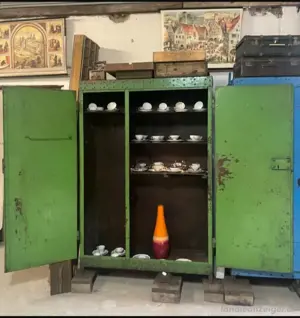 Alter Eisenschrank aus einem französischen Stahlwerk Bild 9