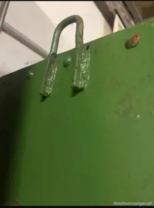 Alter Eisenschrank aus einem französischen Stahlwerk