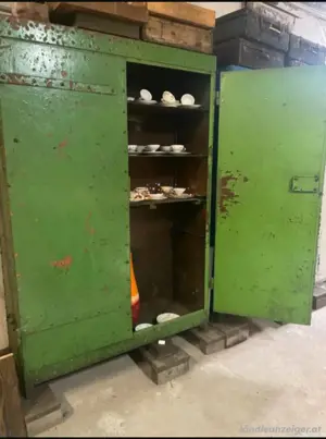 Alter Eisenschrank aus einem französischen Stahlwerk Bild 8