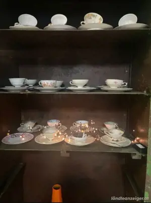 Alter Eisenschrank aus einem französischen Stahlwerk Bild 3