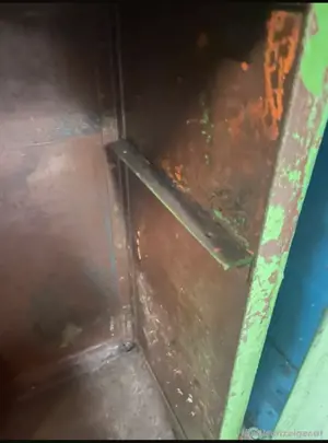 Alter Eisenschrank aus einem französischen Stahlwerk Bild 7