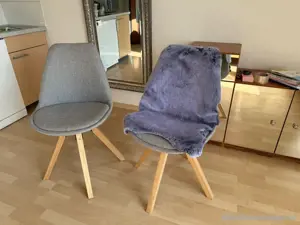 Stühle mit grauen Stoffbezug