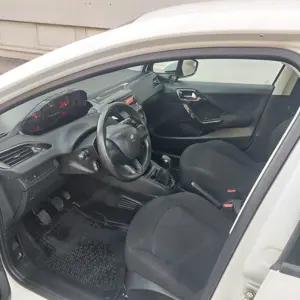 Peugeot 208 Sehr guter Zustand  Bild 5