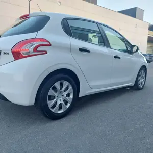 Peugeot 208 Sehr guter Zustand  Bild 2