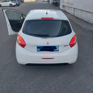 Peugeot 208 Sehr guter Zustand  Bild 4