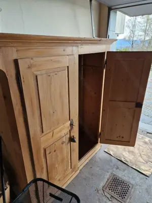 Alter Schrank Bild 2