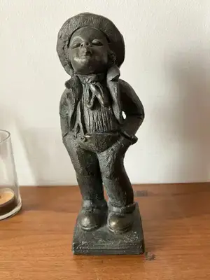Bronzefigur "Junge mit Händen in den Taschen" - ein Schnäppchen!