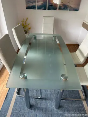 Glastich mit sechs Stühlen 