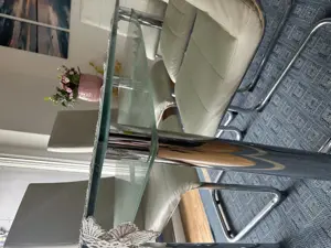Glastisch mit sechs Stühlen Bild 2