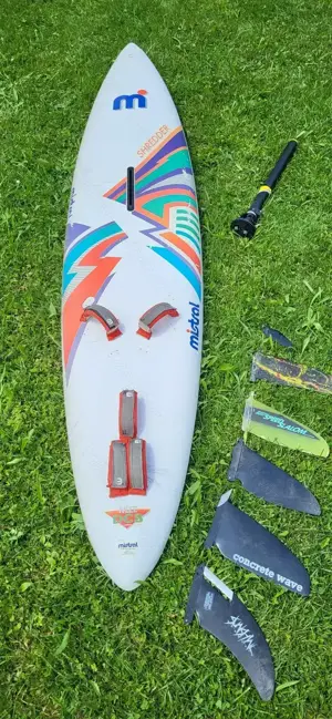 Surfbrett - 2 Surfboards mit 4 Segel, Masten, Gabelbäume und Finnen