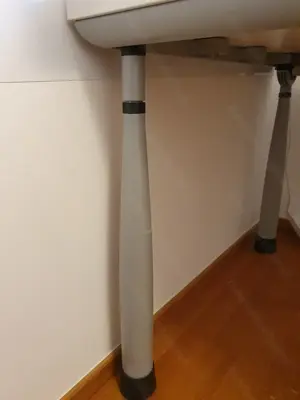 Hochwertigen Büroschreibtisch mit Kabelkanal weiß inkl. Bürosessel Schwarz in sehr gutem Zustand Bild 2