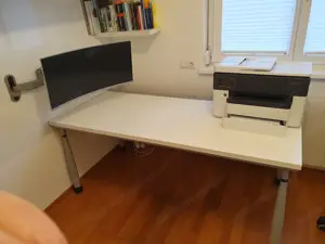 Hochwertigen Büroschreibtisch mit Kabelkanal weiß inkl. Bürosessel Schwarz in sehr gutem Zustand Bild 3