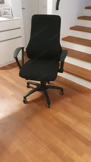 Hochwertigen Büroschreibtisch mit Kabelkanal weiß inkl. Bürosessel Schwarz in sehr gutem Zustand Bild 4
