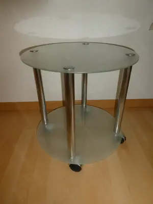 Glastisch mit Lenkrollen