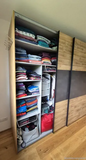Kleiderschrank Bild 4