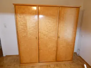 Schlafzimmer mit Wurzelholzfurnier Bild 5